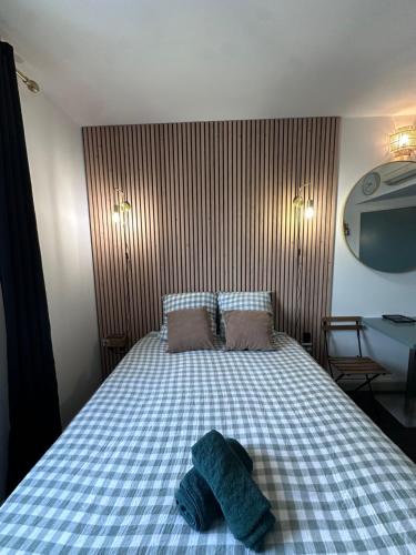 um quarto com uma cama com duas toalhas em Joli Studio avec cuisine 1 lit double de qualité piscine et parking gratuit em Aix-en-Provence