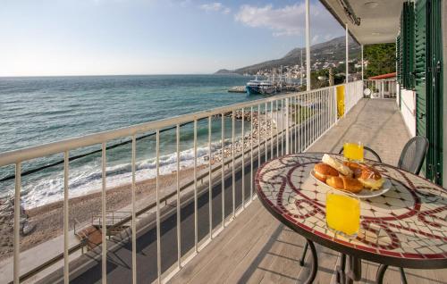 3 Bedroom Nice Apartment In Dugi Rat