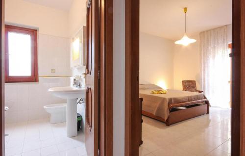 um quarto com uma cama e uma casa de banho com um lavatório em Amazing Home In Senerchia With Kitchenette em Senerchia