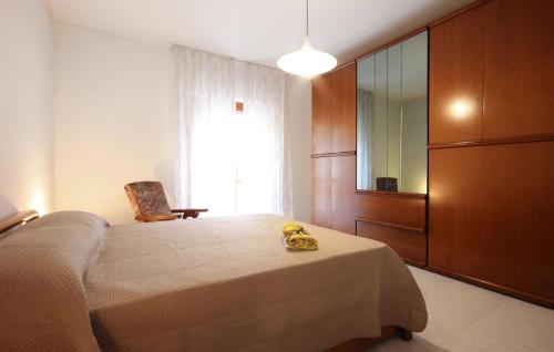 um quarto com uma cama com um espelho e uma cadeira em Amazing Home In Senerchia With Kitchenette em Senerchia
