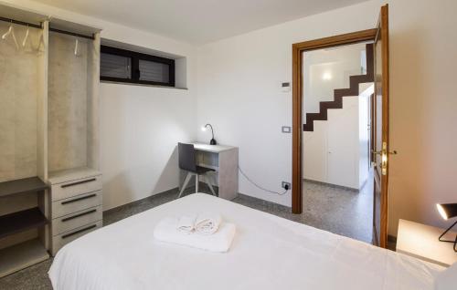 Schlafzimmer mit einem weißen Bett und einem Spiegel in der Unterkunft 2 Bedroom Gorgeous Apartment In Castel Focognano in Castel Focognano