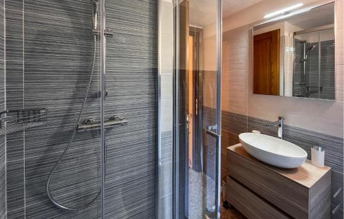 ein Bad mit einer Glasdusche und einem Waschbecken in der Unterkunft 2 Bedroom Gorgeous Apartment In Castel Focognano in Castel Focognano