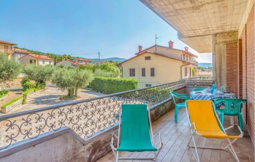 a patio with a table and chairs on a balcony at Lovely Apartment In Tuoro Sul Trasimeno in Tuoro sul Trasimeno