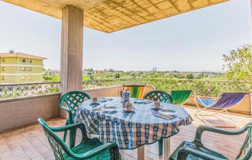 Balkoni atau teres di Cozy Apartment In Tuoro Sul Trasimeno