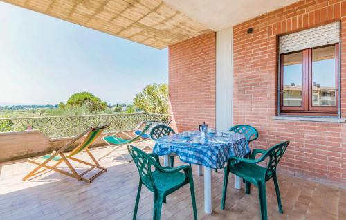 Balkoni atau teres di Cozy Apartment In Tuoro Sul Trasimeno