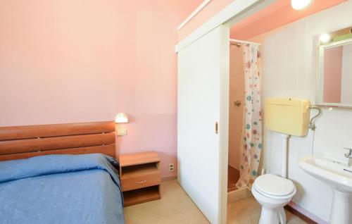 ein Schlafzimmer mit einem Bett, einem Waschbecken und einem WC in der Unterkunft Nice Apartment In Tuoro Sul Trasimeno With Kitchen in Tuoro sul Trasimeno