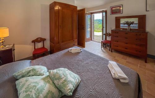 a bedroom with a bed with a dresser and a dresser at Nice Home In Petroro With Wifi in Petroro