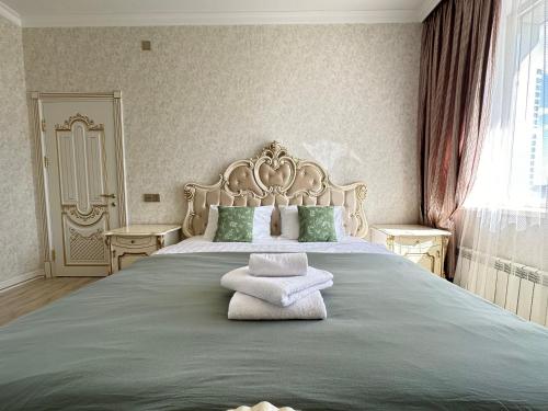 Tempat tidur dalam kamar di Luxury Apartments in the city center near Baiterek