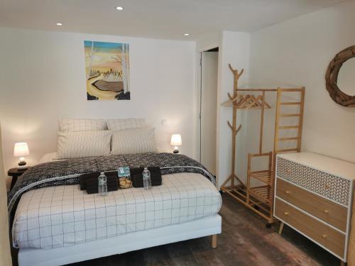 - une chambre avec un lit, une commode et une échelle dans l'établissement La Borie du bois Sarlat, à Saint-André-dʼAllas