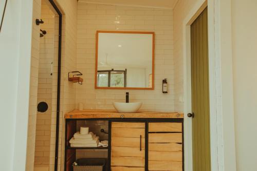 y baño con lavabo y espejo. en Palcos de Apalta, en Santa Cruz