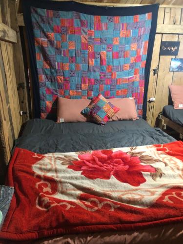 uma cama com uma colcha em cima em `Sin Chai Homestay em Sapa