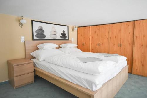 1 dormitorio con 1 cama grande con sábanas blancas en Downtown Doublet Studios, en Budapest
