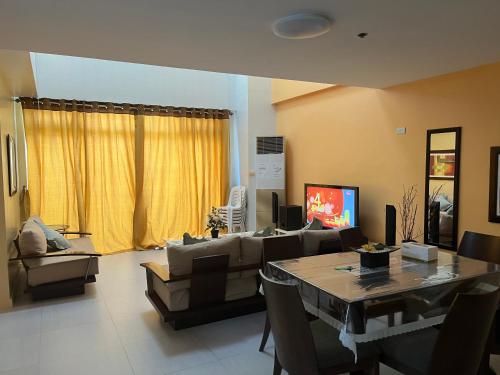 Una televisión o centro de entretenimiento en Creys Condo 3 at Pico De Loro Cove