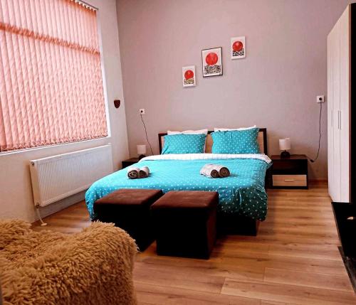 1 dormitorio con 1 cama con almohadas azules en Семейна вила Рай Буйново fаmilly villa Paradise Buynovo, en Popovo