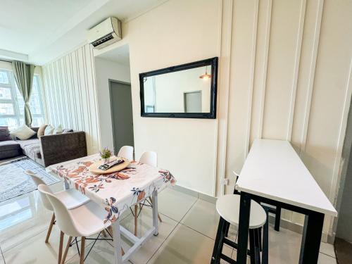 Il comprend une cuisine et un salon avec une table et des chaises. dans l'établissement Palmyra Residence Whole Condo, à Kajang