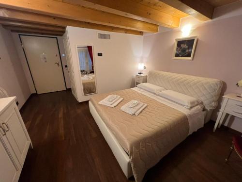 - une chambre avec un grand lit et 2 serviettes dans l'établissement Dimora 4 Spade, à Vérone