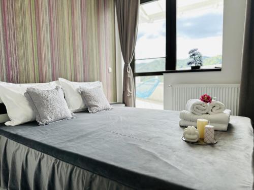 ein Schlafzimmer mit einem großen Bett mit Handtüchern und Kerzen in der Unterkunft Sky is the limit in Sinaia