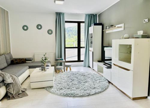 ein Wohnzimmer mit einem Sofa und einem Tisch in der Unterkunft Sky is the limit in Sinaia