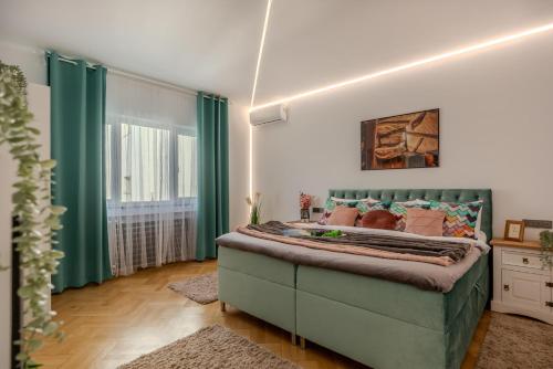 Un pat sau paturi într-o cameră la Luxury Penthouse - 2 BR Jacuzzi Apart near Grand Hotel at Universitate