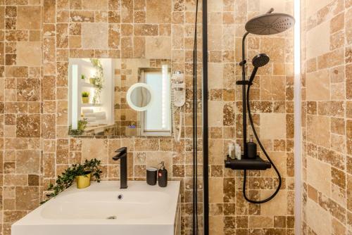 Gallery image of Luxury Penthouse - 2 BR Jacuzzi Apart near Grand Hotel at Universitate in Bucharest