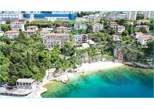 una vista aérea de un complejo en la playa en SLAVANTE RESIDENCE, en Rijeka