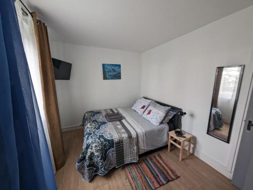 une petite chambre avec un lit et un miroir dans l'établissement Paris Access with Creteil Apartment, à Créteil