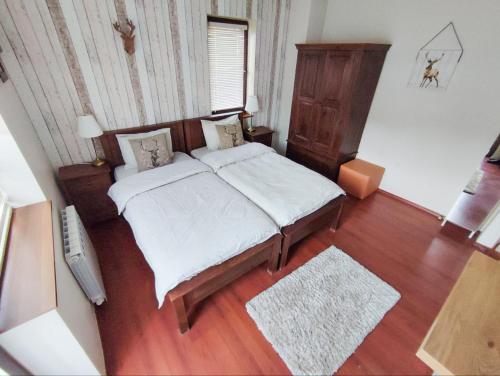 een slaapkamer met een bed met witte lakens en een raam bij GALA Apartment in Bansko