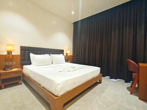 Una cama o camas en una habitación de The S Crown Somnath