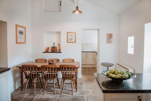 eine Küche und ein Esszimmer mit einem Tisch und Stühlen in der Unterkunft Gatecroft House, Garrigill in Garrigill