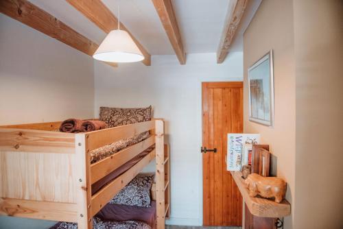ein Schlafzimmer mit einem Etagenbett in einem Zimmer in der Unterkunft Gatecroft House, Garrigill in Garrigill