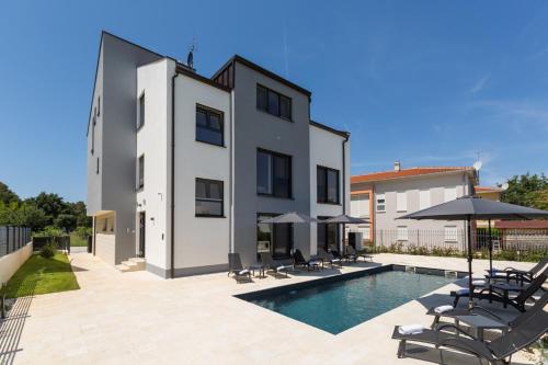 Villa Matic ground floor apartment with shared pool