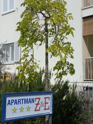 Sijil, anugerah, tanda atau dokumen lain yang dipamerkan di Apartment Z&E
