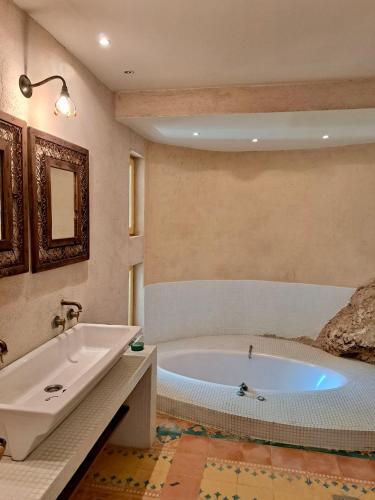 une salle de bain avec une baignoire et un lavabo dans l'établissement Spacious Dream Villa near Monaco, à Roquebrune-Cap-Martin