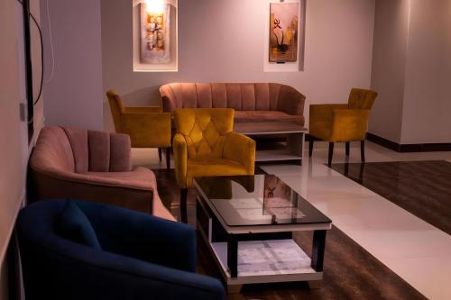 ein Wohnzimmer mit Sofas und einem Tisch in der Unterkunft أهلين أثنين للشقق المخدومة in Riad
