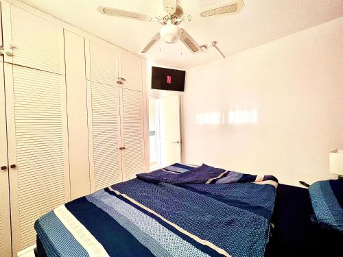 una camera con letto e ventilatore a soffitto di Solymar Premium Apartment a San Bartolomé