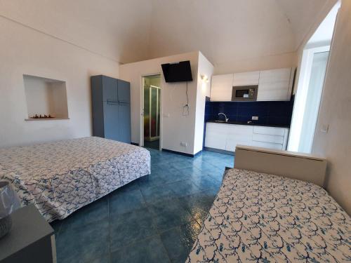 a small room with two beds and a kitchen at Casa Acqua Marina Le Forna in Ponza