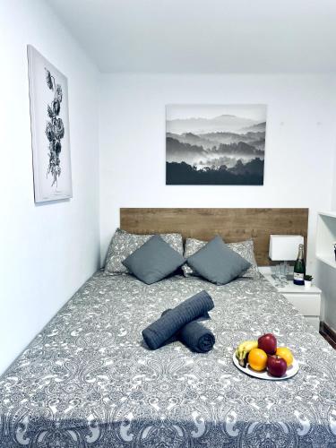 - un lit avec une assiette de fruits dans l'établissement Cardenales, à Barcelone