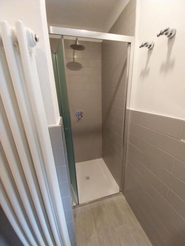 een douche met een glazen deur in de badkamer bij Casa Liviya - Appartamento con vista lago in Madonna del Sasso