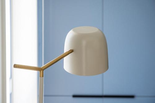 una lampada bianca seduta accanto a una parete blu di GuestReady - Cosy Nest in Porto 1 a Porto