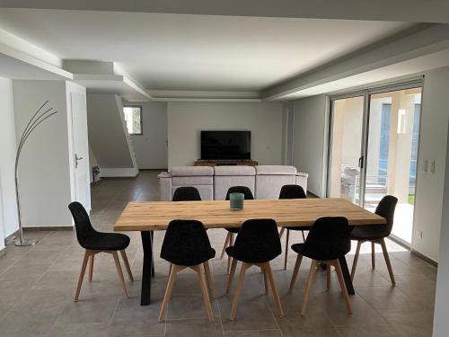 une salle à manger avec une table et des chaises en bois dans l'établissement Clemaflo, au Plan-de-la-Tour