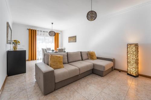 een woonkamer met een bank en een tafel bij GuestReady - Rio Tinto Terrace in Rio Tinto