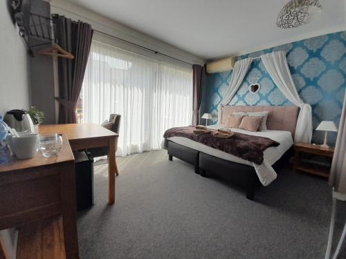 um quarto de hotel com uma cama e uma secretária em Juliette's em Ypres