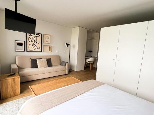 1 dormitorio con 1 cama y 1 sofá en GuestReady - Senhora da Hora stay near City Golf en Senhora da Hora