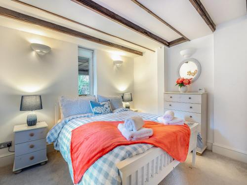 Un dormitorio con una cama con dos muñecas. en The Stilts en Bewdley