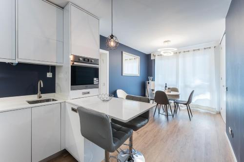 GuestReady - Shades of Blue with Balcony
