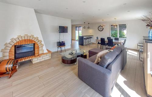 un salon avec un canapé et une cheminée dans l'établissement Nice Home In Notre-Dame-De-Monts, à Notre-Dame-de-Monts