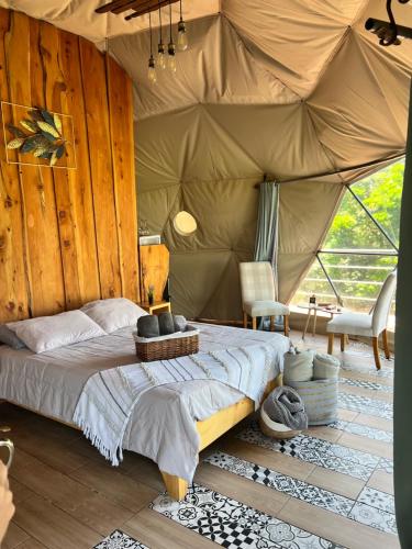Postel nebo postele na pokoji v ubytování Green Noise Glamping