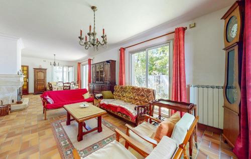 un salon avec un canapé et une table dans l'établissement 3 Bedroom Gorgeous Home In Royan, à Royan