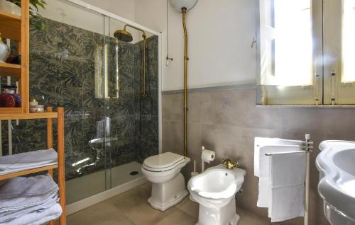 Ένα μπάνιο στο Beautiful Home In Ragalna