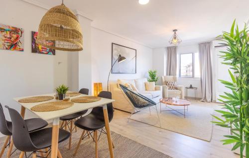 ein Wohnzimmer mit Tisch und Stühlen in der Unterkunft Nice Apartment In El Campello With Wifi in El Campello